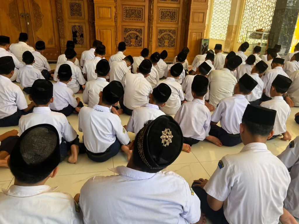 Sholat Berjamaah Siswa Putra